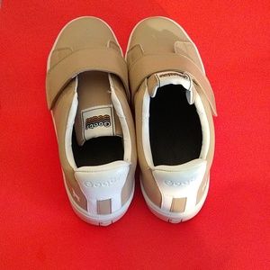 GOATS Men’s Velcro tan Sneakers Size 10